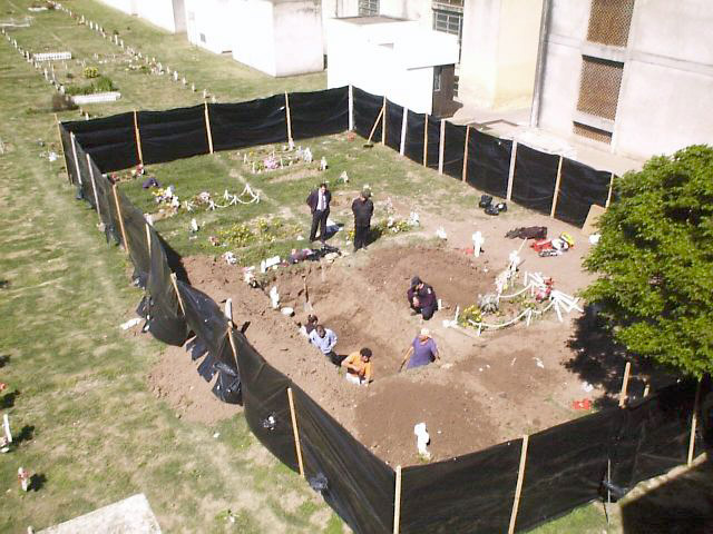 Cementerio Santa Fe de la Vera Cruz, Santa Fe, 1999. Archivo EAAF.