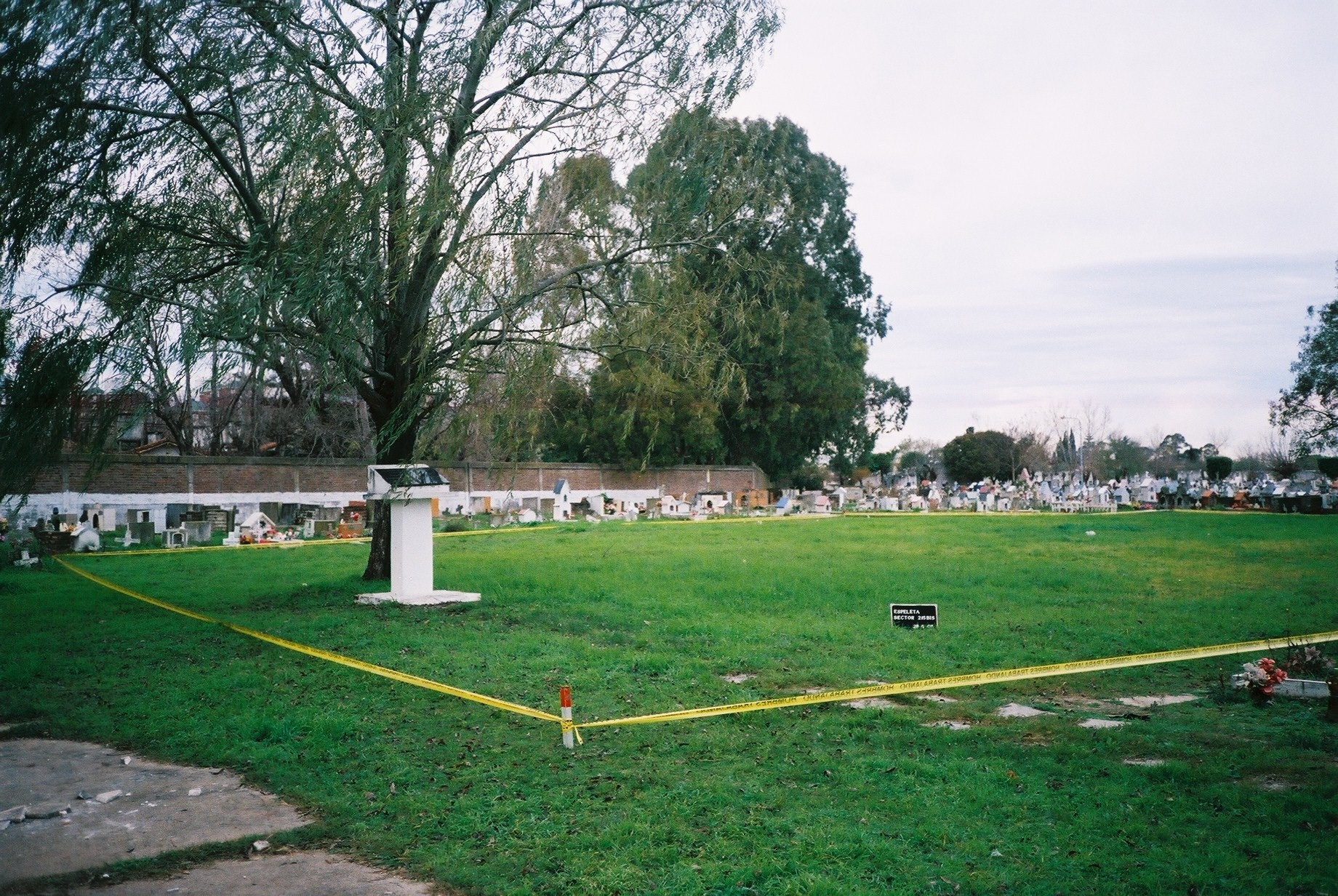 Cementerio de Ezpeleta, provincia de Buenos Aires, 2005. Archivo EAAF. Cementerio de Ezpeleta, provincia de Buenos Aires, 2005. Archivo EAAF.